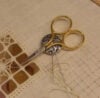 Calamita per telaio ricamo color argento scroll cm 2,2 - immagine 2