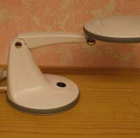 Lampada con base per tavolo a led (48 led)  e lente d'ingrandimento 5x