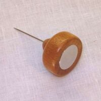 Calamita con spillone in legno laccato