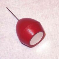 Calamita con spillone in legno verniciato rosso