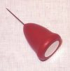 Calamita con spillone in legno verniciato rosso