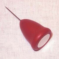 Calamita con spillone in legno verniciato rosso