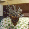 Calamita con spillone in legno laccato - immagine 2