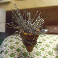 Calamita con spillone in legno laccato