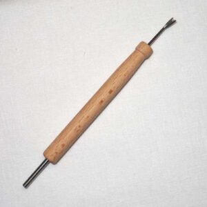 Calamita con spillone "trottola", in legno di mandorlo