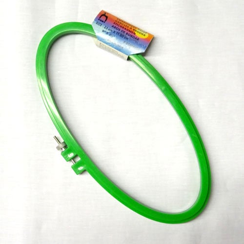 Tri289 elaio ovale in plastica Pony con chiusura a vite e bordo interno antiscivolo — accessorio per ricamo e cucito creativo, misura 11,4 × 22,9 cm.