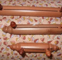 Arrotola merletto T&D per bordure lunghe, fissato sul retro del tombolo per arrotolare il merletto man mano che viene lavorato, evitando che si sporchi