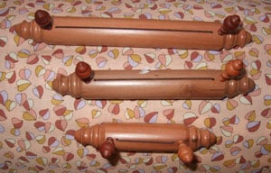 Arrotola merletto T&D per bordure lunghe, fissato sul retro del tombolo per arrotolare il merletto man mano che viene lavorato, evitando che si sporchi