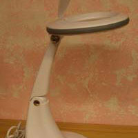 Lampada con base per tavolo a led (48 led)  e lente d'ingrandimento 5x