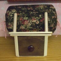 Supporto da tavolo in legno di faggio con base portatombolo regolabile e cassetto