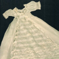 Lace on christening clothes, il merletto nei vestiti da battesimo