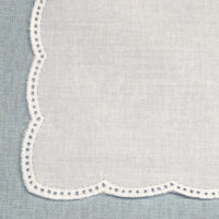 Runc34a Fazzolettino quadrato con bordo ondulato – lato 25 cm – cotone bianco