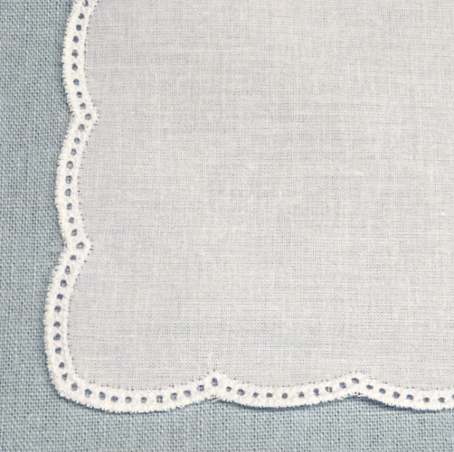 Runc34a Fazzolettino quadrato con bordo ondulato – lato 25 cm – cotone bianco