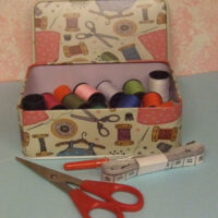 Kit cucito con scatola in latta