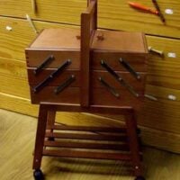 Portalavoro con piedi e ruote, in legno scuro