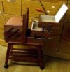 Portalavoro con piedi e ruote, in legno scuro - immagine 3