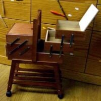 Portalavoro con piedi e ruote, in legno scuro