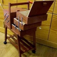 Portalavoro con piedi e ruote, in legno scuro
