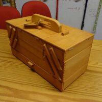 Portalavoro in legno chiaro, 7 scomparti + 1 cassetto