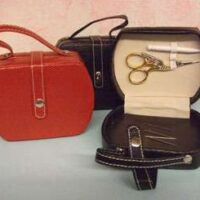 Valigetta in similpelle con porta aghi magnetico e porta forbici
