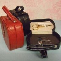 Valigetta in similpelle con porta aghi magnetico e porta forbici