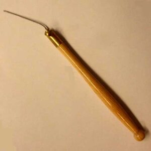 Uncinetto punta dorata 0,40/24 con manico in legno fossile