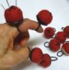 Puntaspilli da dito " biancospino" con base in corno, tombolo & disegni - immagine 3
