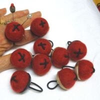 Puntaspilli da dito " biancospino" con base in corno, tombolo & disegni