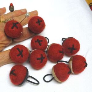 Puntaspilli ricamato ad intaglio rosa, Joanna