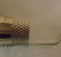 Ditale con punteruolo blocca filo/the perfect stitch laying tool