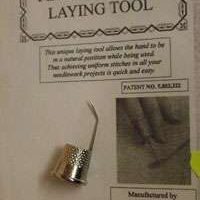 Ditale con punteruolo blocca filo/the perfect stitch laying tool