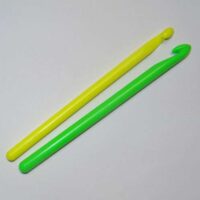 Uncinetto per lana con impugnatura morbida colorata e plastica fosforescente