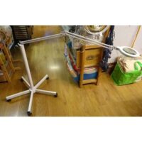 Lampada con lente d'ingrandimento mag lamps dn 1200 e piedistallo a 5 raggi con ruote daylight u53070