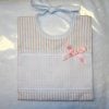 Bavagliolo  millerighe con banda in aida, righe azzurro - righe rosa cm 17x20