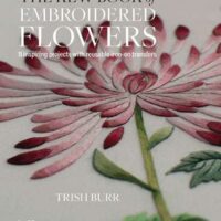 The kew book of embroidered flowers con decalcabili, trish burr