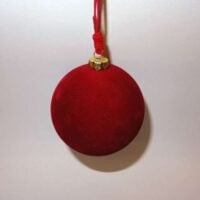 Pallina rivestita in vellutino rosso da abbellire con merletti
