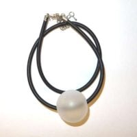 Collier novak, struttura in gomma e vetro satinato