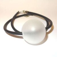 Collier novak, struttura in gomma e vetro satinato