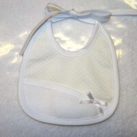 Bavagliolo ovale piccolo con banda in aida: avorio rosa azzurro cm 15x15