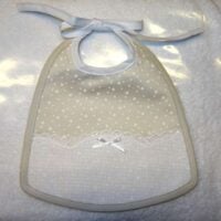 Bavagliolo triangolare con banda in aida azzurro-rosa-nocciola  cm22x21