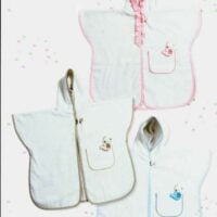 Accappatoio poncho in morbida spugna bianca, rifiniture azzurre, rosa, nocciola e  banda in aida, made in italy