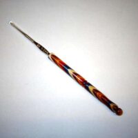 Uncinetto punta dorata 0,50/22 con manico in legno pregiato multicolor ovale