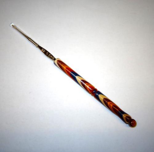 Uncinetto punta dorata 0,50/22 con manico in legno pregiato multicolor ovale