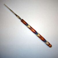 Uncinetto punta dorata 0,50/22 con manico in legno pregiato multicolor ovale