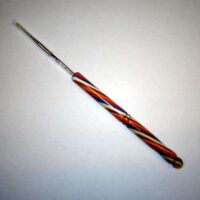 Uncinetto punta dorata 0,50/22 con manico in legno pregiato multicolor ovale
