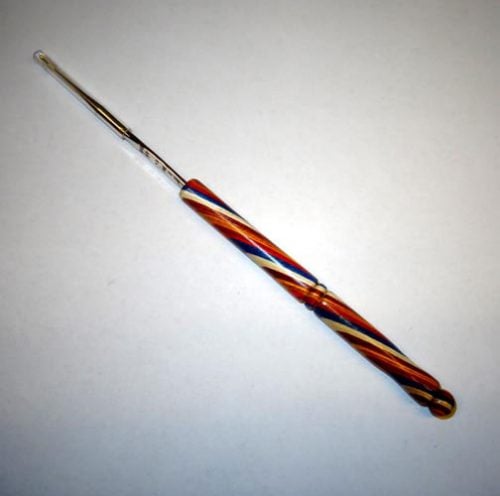 Uncinetto punta dorata 0,50/22 con manico in legno pregiato multicolor ovale - immagine 2