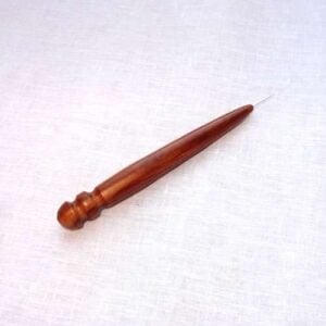 Punteruolo/sfilafili con manico in legno di rosa con parapunta