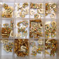 Bottone in legno "lettere fiorate"