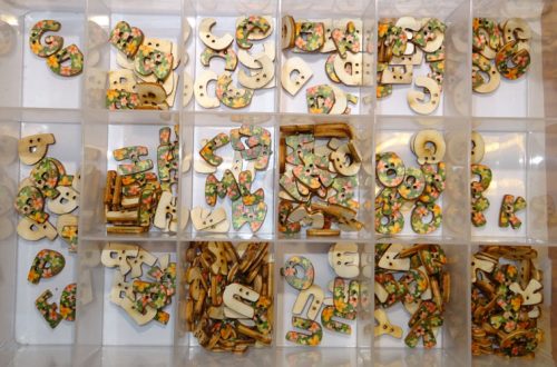 Bottone in legno "lettere fiorate" - immagine 2