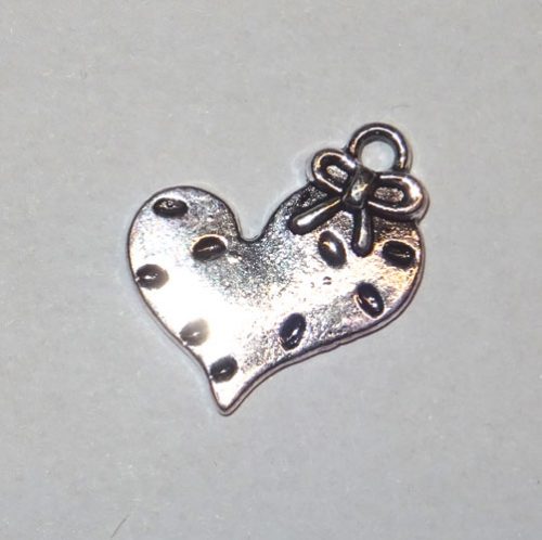 Charme in metallo ciondolo "cuore con fiocco" cm 2,1 x 1,6 argento